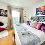 3 Bed House With 6 Beds By Sensational Stay